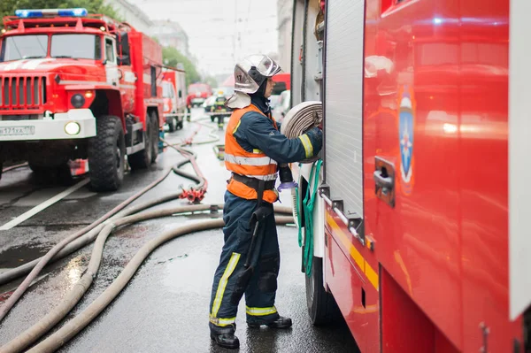 Saint Petersburg, Rusya Federasyonu, 13 Eylül 2017 sabahı. İtfaiyeciler sokak Çaykovski 31 konut binasının çatısında büyük bir yangın söndürmek