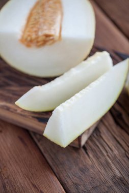 Ahşap arka plan üzerinde kavun taze parçaları