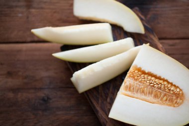 Ahşap arka plan üzerinde kavun taze parçaları. Üstten Görünüm