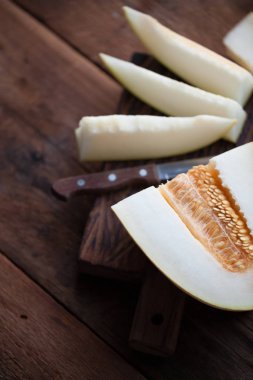 Ahşap arka plan üzerinde kavun taze parçaları