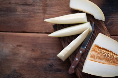 Ahşap arka plan üzerinde kavun taze parçaları. kopya alanı ile Üstten Görünüm