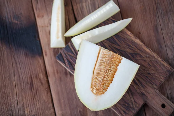 Ahşap arka plan üzerinde kavun taze parçaları. kopya alanı ile Üstten Görünüm