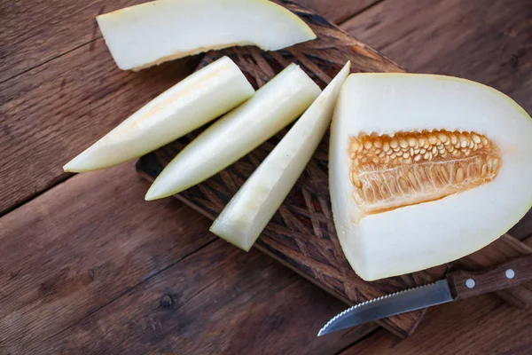 Potongan melon segar pada latar belakang kayu. tampilan atas dengan ruang penyalinan — Stok Foto