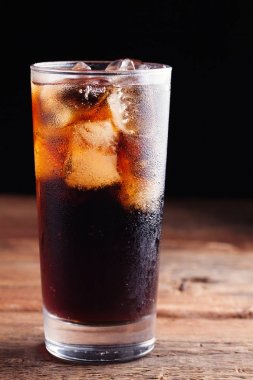 Koyu ahşap arka plan üzerinde buz ile soğuk bir serinletici alkolsüz içecek kapat