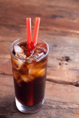 Koyu ahşap arka plan üzerinde buz ile soğuk bir serinletici alkolsüz içecek kapat