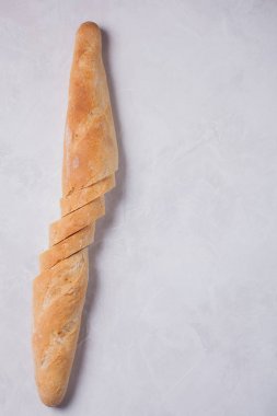 Ekmek üzerinde taş masa lambası dilimlenmiş. Yukarıdan kopya alanı ile göster