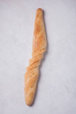 Ekmek üzerinde taş masa lambası dilimlenmiş. Yukarıdan görüntülemek