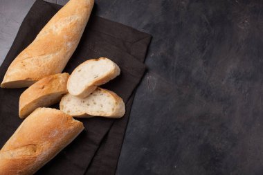 Koyu taş masanın üzerinde dilimlenmiş ekmek. Yukarıdan kopyalama alanı ile görüntüle