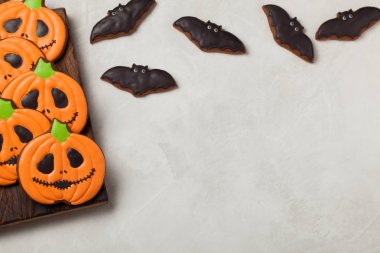 Ev yapımı zencefilli kurabiye kabak ve yarasalar Halloween şeklinde. Hafif beton arka plan üzerinde. Kopya alanı ile Üstten Görünüm