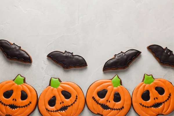 Ev yapımı zencefilli kurabiye kabak ve yarasalar Halloween şeklinde. Hafif beton arka plan üzerinde. Kopya alanı ile Üstten Görünüm