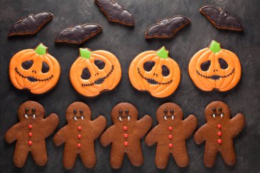 Ev yapımı gingerbread çerezleri için Halloween pumpkins, zencefilli kurabiye adam ve yarasalar karanlık beton zemin üzerine şeklinde. Üstten Görünüm
