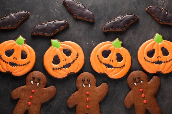 Ev yapımı gingerbread çerezleri için Halloween pumpkins, zencefilli kurabiye adam ve yarasalar karanlık beton zemin üzerine şeklinde. Üstten Görünüm