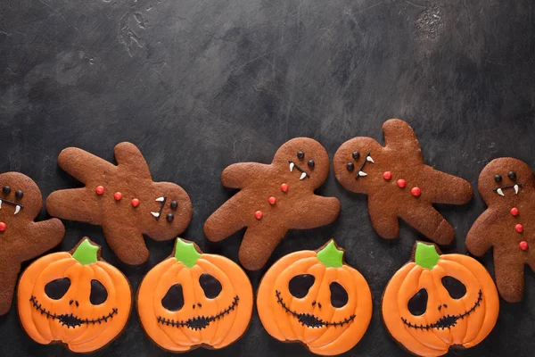 Ev yapımı gingerbread çerezleri için Halloween pumpkins ve zencefilli kurabiye adam vampir kopya alanı karanlık beton zemin üzerine şeklinde. Üstten Görünüm