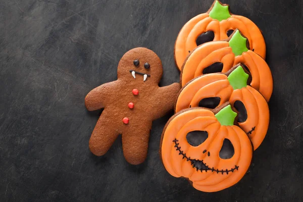Ev yapımı gingerbread çerezleri için Halloween pumpkins ve zencefilli kurabiye adam vampir kopya alanı karanlık beton zemin üzerine şeklinde. Üstten Görünüm