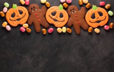 Cadılar Bayramı Balkabağı, yarasa ve zencefilli kurabiye adam-vampir Çerezler ve renkli şeker yükü kopya alanı ile vurdu