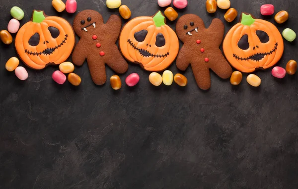 Cadılar Bayramı Balkabağı, yarasa ve zencefilli kurabiye adam-vampir Çerezler ve renkli şeker yükü kopya alanı ile vurdu