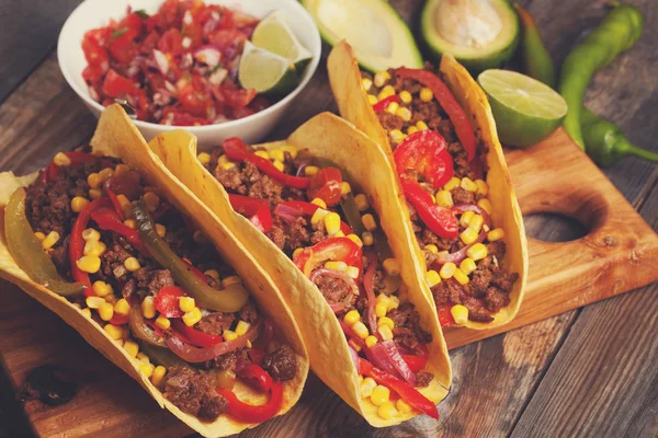 Tacos mexicanos con carne picada, verduras y salsa. Tacos al pastor sobre fondo rústico de madera —  Fotos de Stock