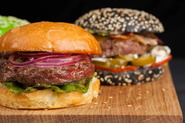 三迷你自制汉堡与大理石牛肉和蔬菜的木制板特写 — 图库照片