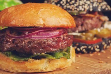 Üç mini dizi closeup ev yapımı Burger mermer sığır eti ve sebze ahşap oyun tahtası