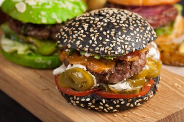 Üç mini dizi closeup ev yapımı Burger mermer sığır eti ve sebze ahşap oyun tahtası