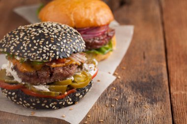 Üç mini dizi ev yapımı Burger mermer sığır eti ve sebze eski ahşap arka plan üzerinde. abur cubur ve fast food kavramı. kopya alanı ile