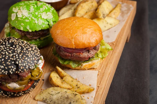 三迷你自制汉堡与大理石牛肉和蔬菜的木制板特写 — 图库照片