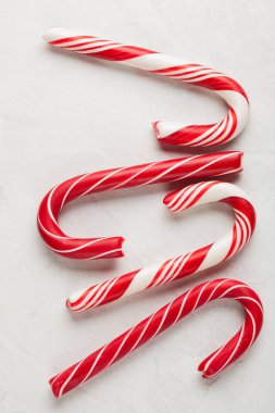 Gri arkaplanlı Noel süsleri. Şeker kamışı