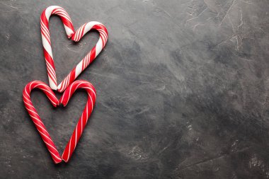 Naneli şekerler siyah beton zemin üzerine kalp şekillerde. Noel arka plan. kopya alanı ile Üstten Görünüm