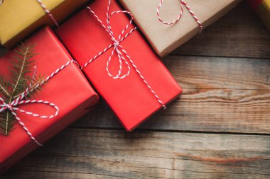 Noel hediye kutuları ahşap arka plan üzerinde arka plan. Üstten Görünüm