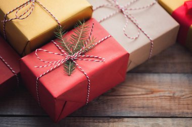 Noel hediye kutuları ahşap arka plan üzerinde arka plan. Üstten Görünüm. Yeni yıl veya kutsal Sevgililer günü için güzel paketlenmiş çok renkli hediyeler