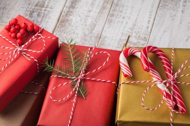 Sanat Noel tatil kompozisyon ile Noel ağacı süsleme ve kopya yer metniniz için Beyaz ahşap zemin üzerinde. Üstten Görünüm