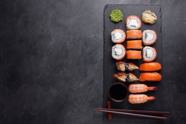 Sushi Set sashimi philadelphia servis taş kayrak somon, karides, yılan balığı ve suşi rulo ile. Kopya alanı ile Üstten Görünüm
