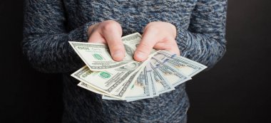 Para Holding iş elini. Avuç, dolar siyah arka plan