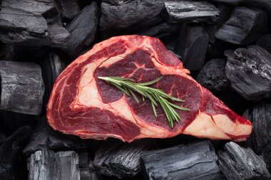 Çiğ taze et siyah kömür zemin üzerine antrikot biftek