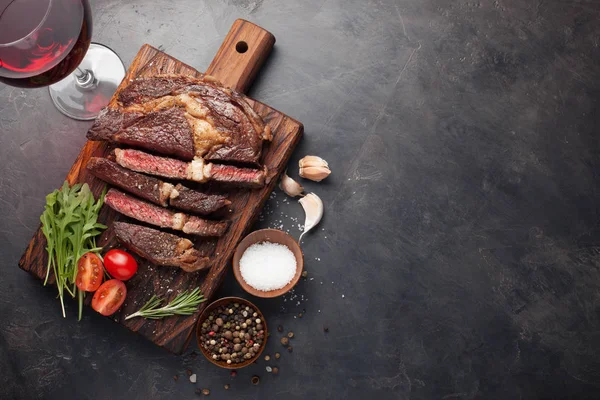 Bife de carne grelhada com vinho tinto, ervas e especiarias. Vista superior com espaço de cópia para o seu texto — Fotografia de Stock