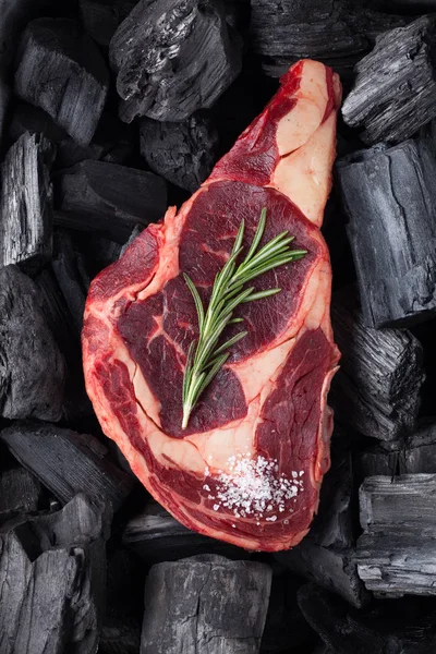 Syrové maso Ribeye steak na černém uhlí pozadí — Stock fotografie