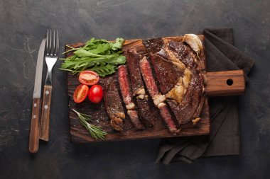 Kırmızı şarap, otlar ve baharatlar karanlık bir taş zemin üzerine antrikot biftek biftek ızgara. Metniniz için kopya alanı ile Üstten Görünüm