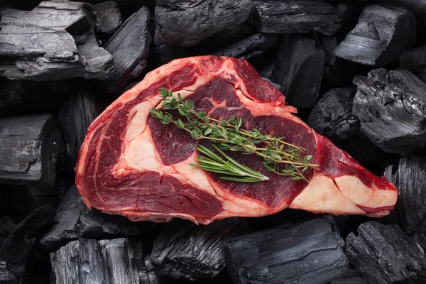 Syrové maso Ribeye steak na černém uhlí pozadí — Stock fotografie