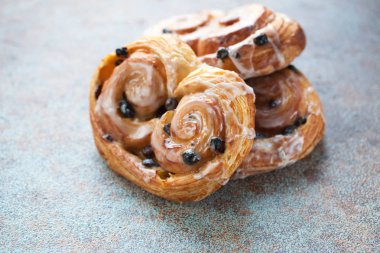 Kuru üzüm ve eski paslı arka plan üzerine krema ile taze buns