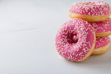 Çörek. Tatlı krema şeker yiyecek. Tatlı renkli aperatif. Lezzetli pasta kahvaltı tedavi. Ekmek pasta. Halka buzlanma ile. Mavi bir arka plan üzerinde sağlıksız yuvarlak pişmiş. kopya alanı ile