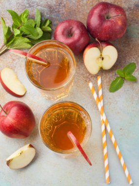 Kırmızı elma suyu nane ve buz üzerinde eski paslı tabloyu iki kadeh. Mavi bir arka plan üzerinde meşrubat. Üstten Görünüm