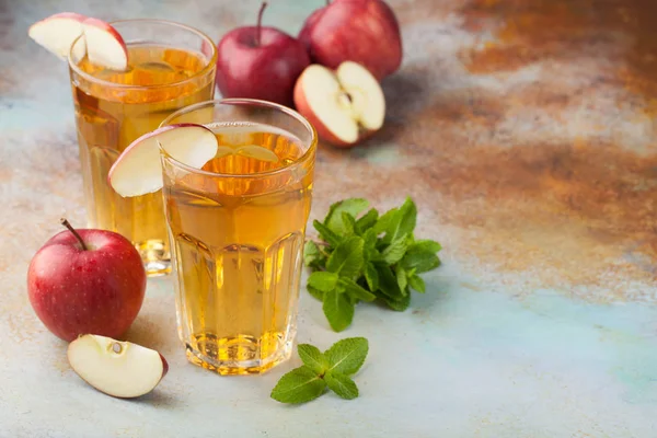 Dua gelas jus apel merah dengan mint dan es di meja tua berkarat. Minuman ringan dengan latar belakang biru. Dengan ruang fotokopi — Stok Foto