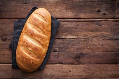 Ahşap masa taze ekmek. Metin alanı olan Üstten Görünüm