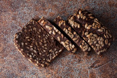 Taze siyah ekmek üzerinde eski paslı tabloyu Ayçiçeği tohumları ile. Üstten Görünüm