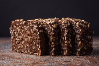 Eski paslı masa ayçiçeği tohumu ile taze siyah ekmek