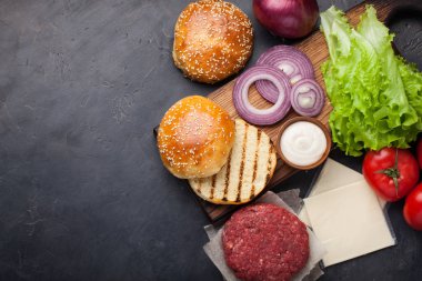 Hamburger bina Kit. Karanlık taş tablo taze malzemeler için Burger. Kopya alanı ile Üstten Görünüm