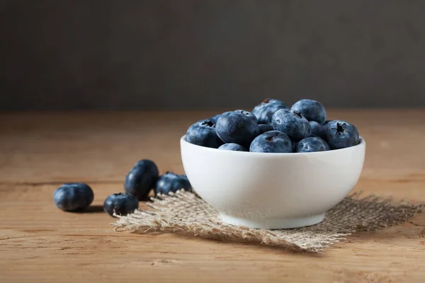 Blueberry on wooden table background. Ripe and juicy fresh picked blueberries closeup. Berries closeup with copy space — Stock Photo, Image