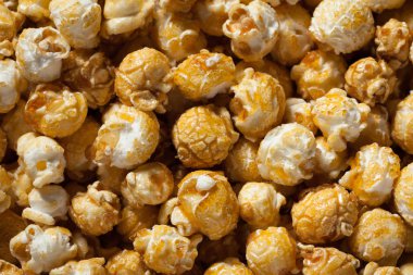 Altın karamelli patlamış mısır. Patlamış mısırın arka planı. Film için atıştırmalık ve yiyecek.