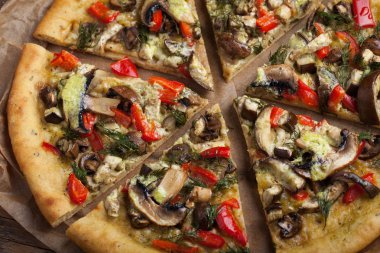 Ev yapımı vejetaryen pizza domates, biber, mantar ve rezene eski ahşap masa. Üstten Görünüm