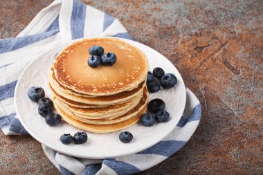 Lezzetli gözleme, paslı arka plan üzerinde taze yaban mersini yakın. Kopya alanı ile Üstten Görünüm